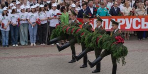 Эта память — наш священный долг. Порядка 5 тысяч человек собрались на Буйничском поле, чтобы почтить память погибших в годы войны