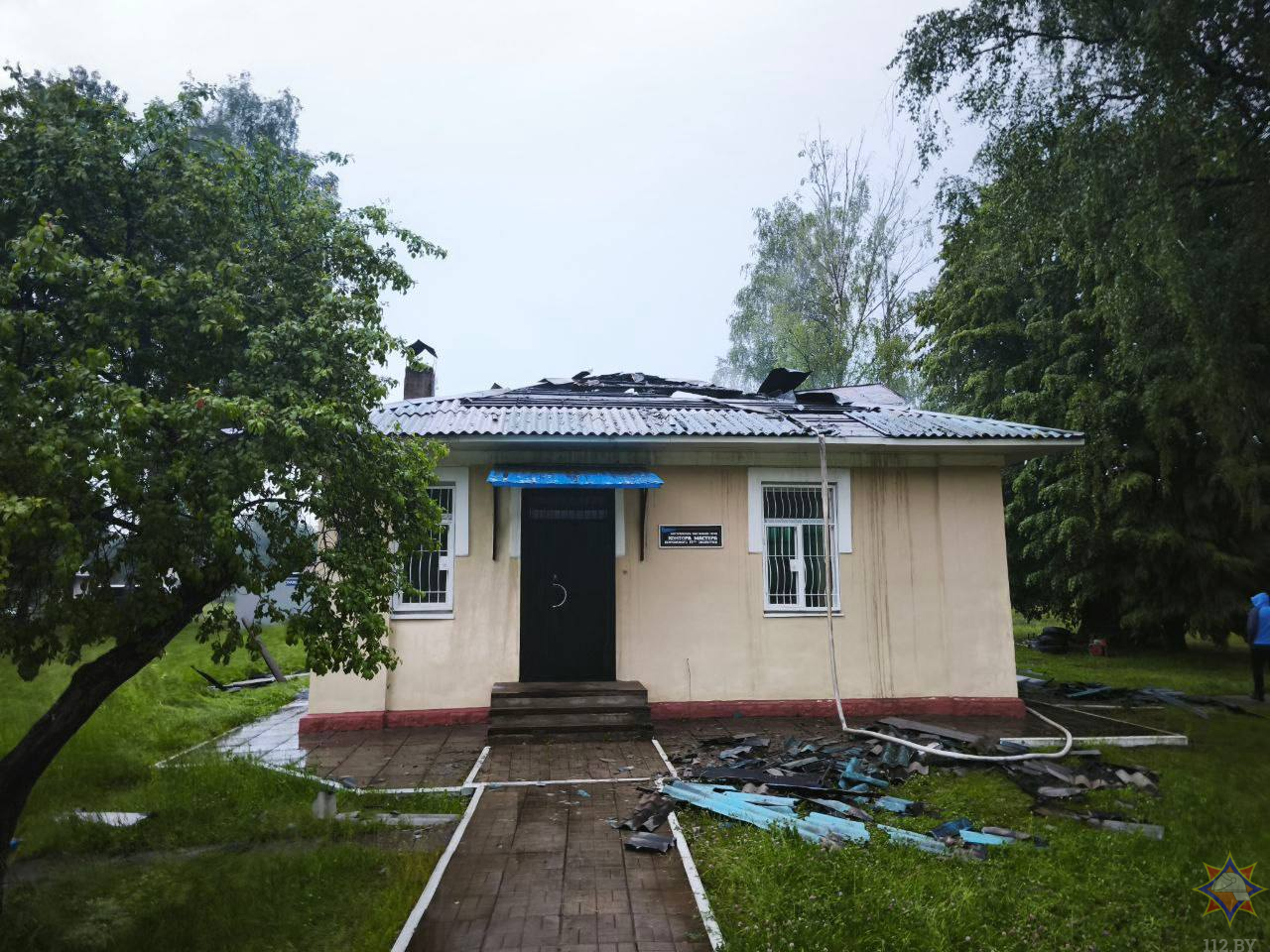 Молния ударила в крышу: на станции Голынец произошел пожар