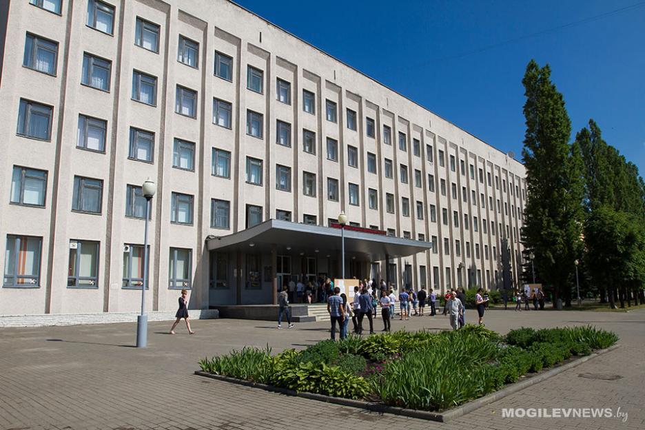 Целевики и победители университетских олимпиад потоком идут подавать документы в университеты Могилева