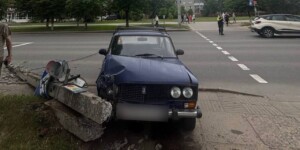 В Могилеве пенсионеру стало плохо за рулем: автомобиль врезался в столб