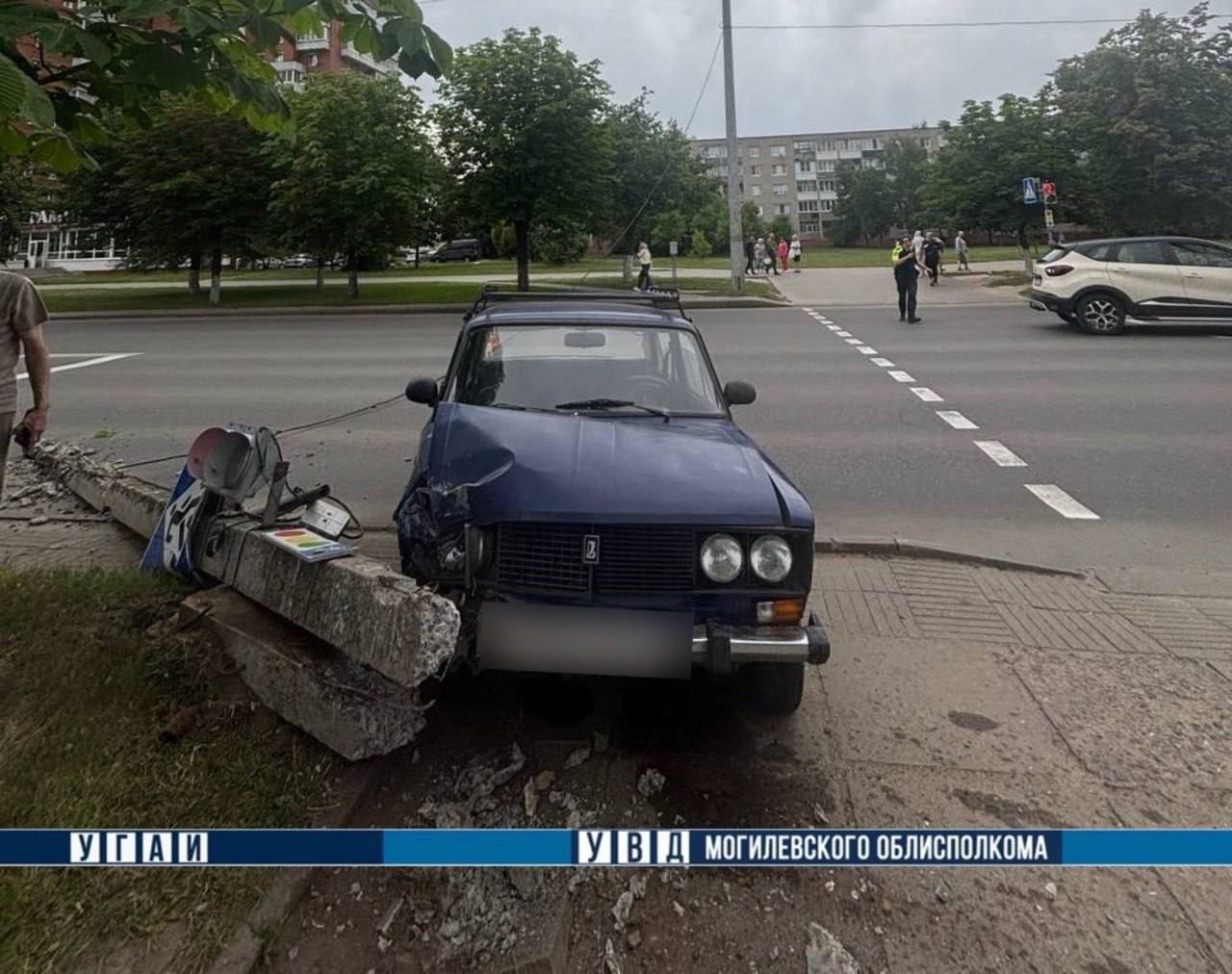В Могилеве пенсионеру стало плохо за рулем: автомобиль врезался в столб