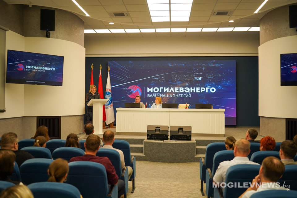 С коллективом РУП «Могилевэнерго» аналитики БИСИ обсудили международное положение Республики Беларусь, вызовы и возможности. Фото