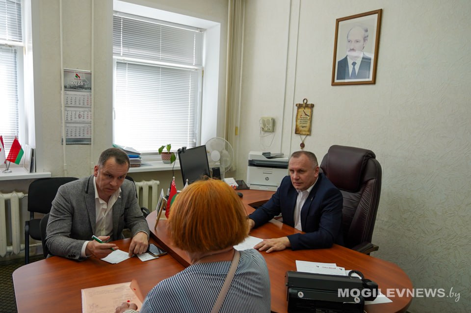 Узнали, с какими вопросами обратились в ходе личного приема граждан к Дмитрию Давыдову в общественной приемной «Белой Руси». Фото