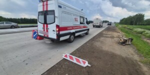 В Могилевском районе легковушка сбила дорожных рабочих: один погиб