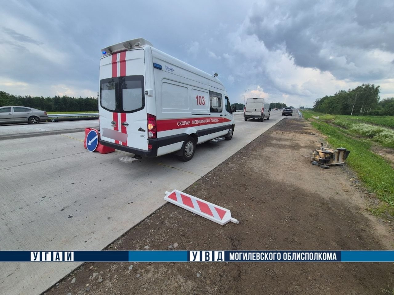 В Могилевском районе легковушка сбила дорожных рабочих: один погиб