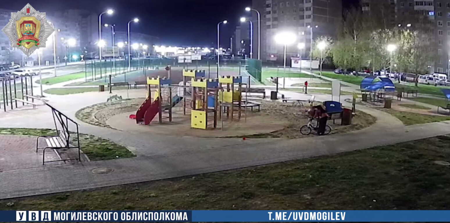 В Могилеве мужчина похитил велосипед ребенка с игровой площадки