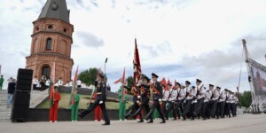 В Могилеве День Независимости Республики Беларусь начался с театрализованного митинга и возложения цветов на Буйничском поле