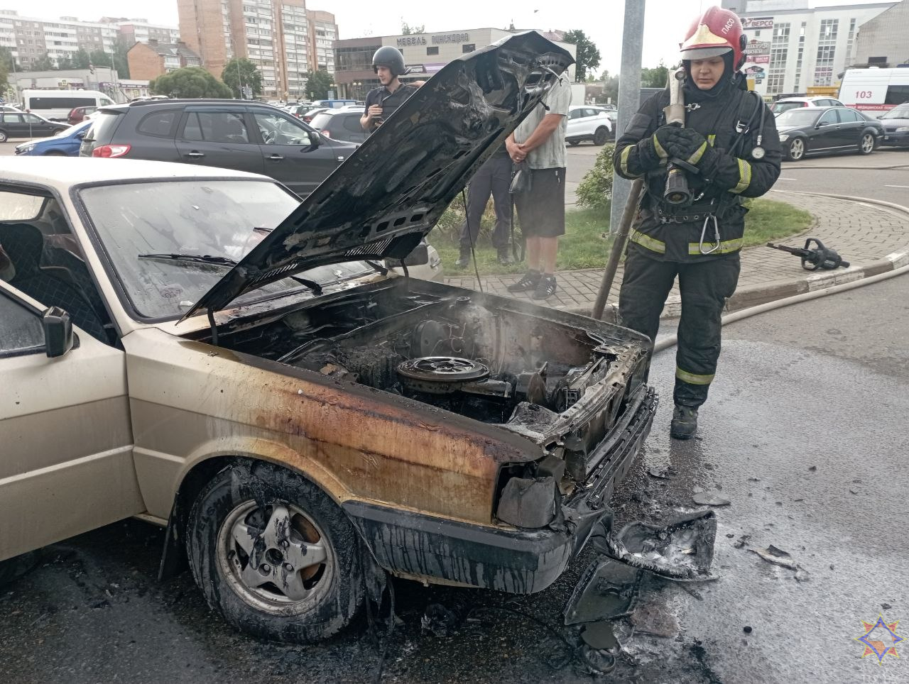 В Могилеве горел автомобиль на парковке у торгового центра