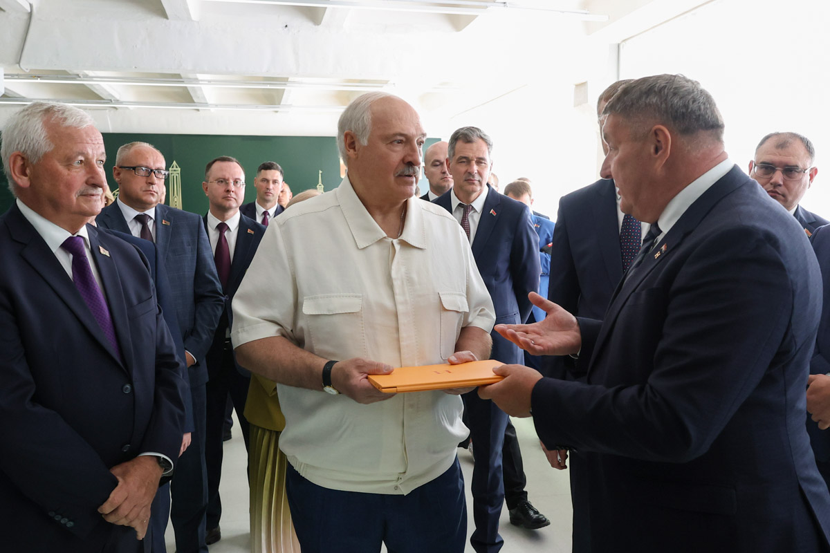 Уборочная, промышленность и дисциплина: о чем говорил Лукашенко в Бресте