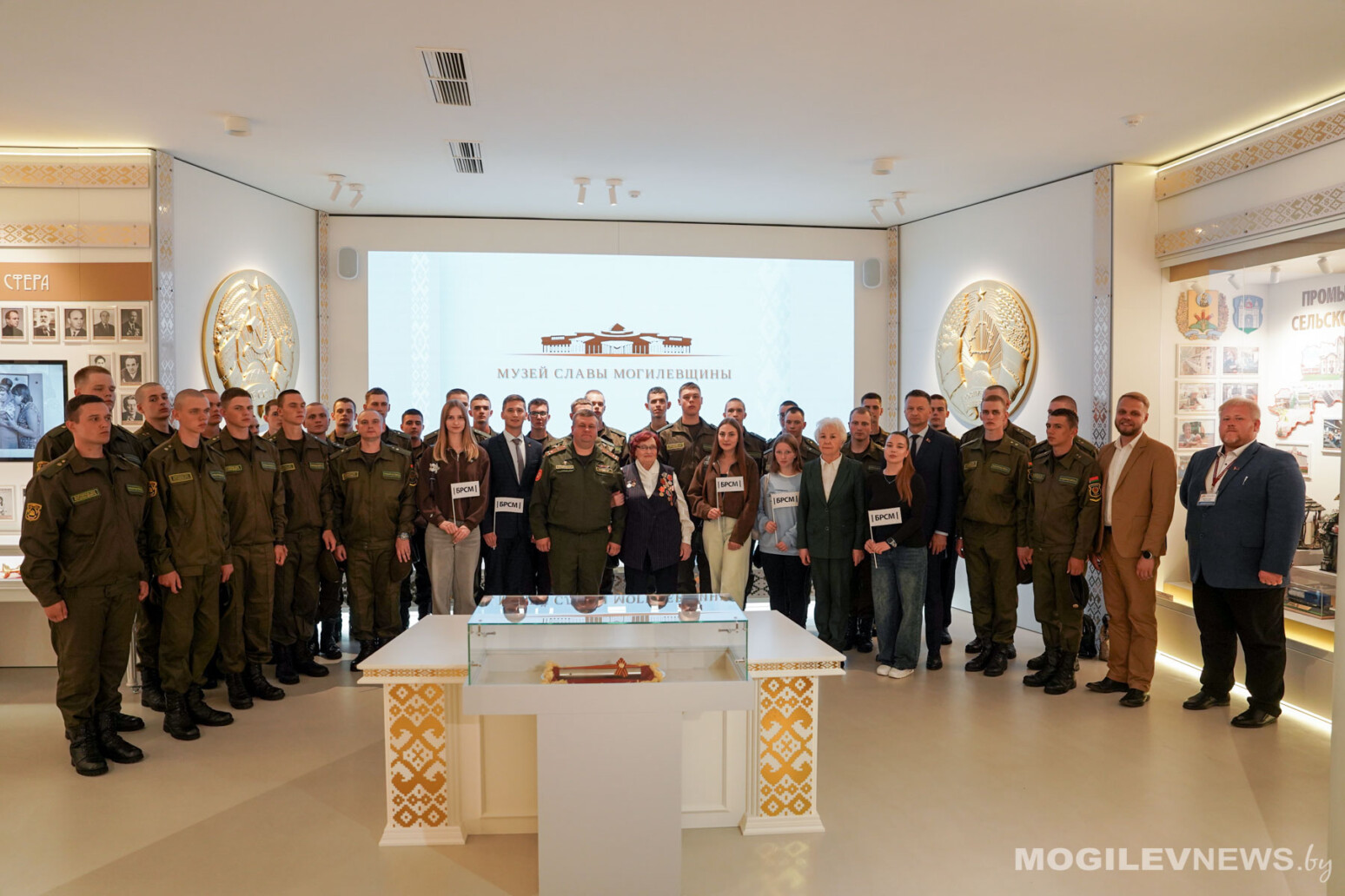 Музею Славы Могилевщины передали капсулу с посланием ветеранов к 100-летию Великой Победы. Фото