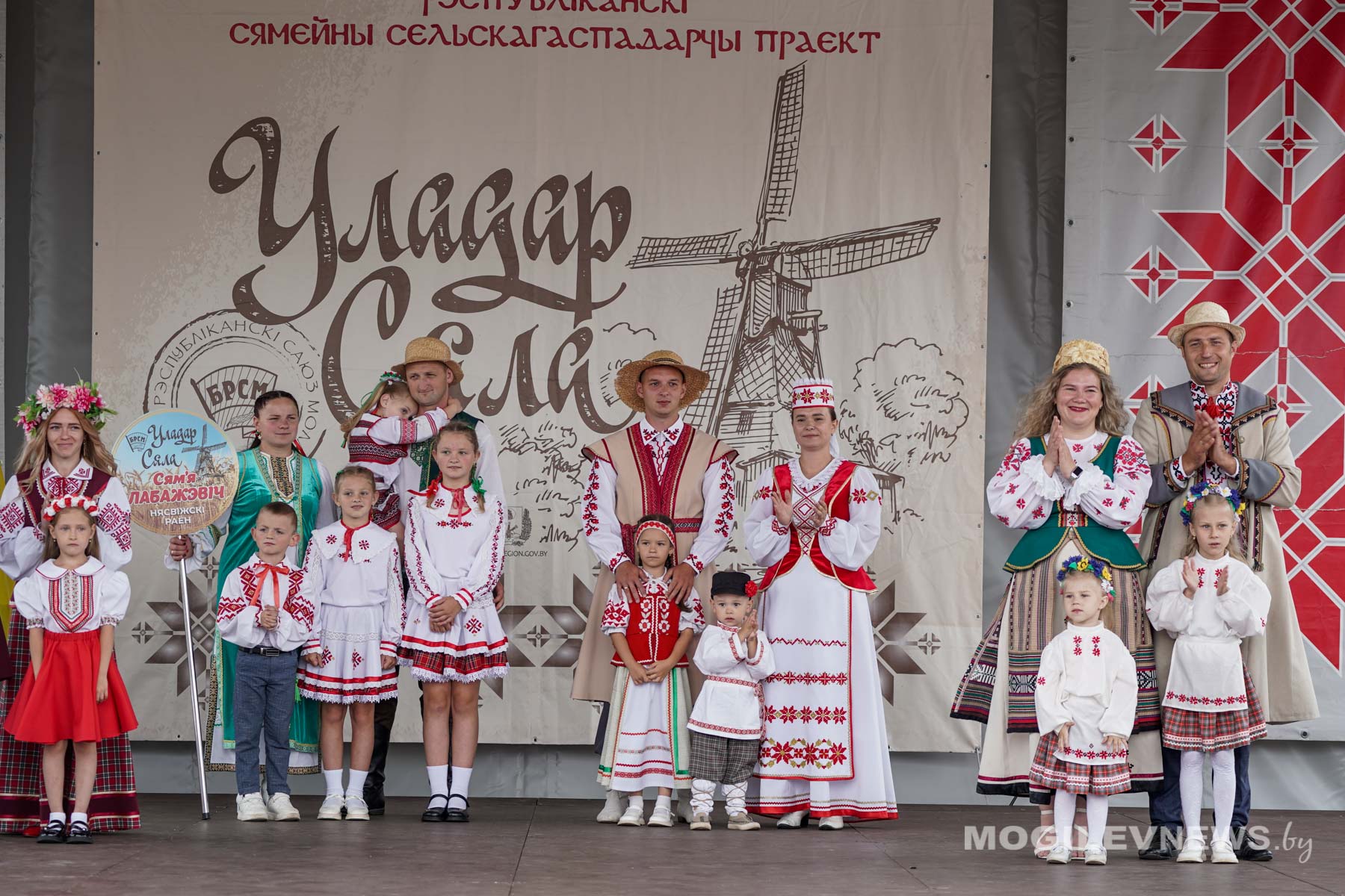 Драники на колодке, ароматные караваи и атмосфера единства. В Горках стартовал финал республиканского семейного сельскохозяйственного конкурса «Властелин села». Фото