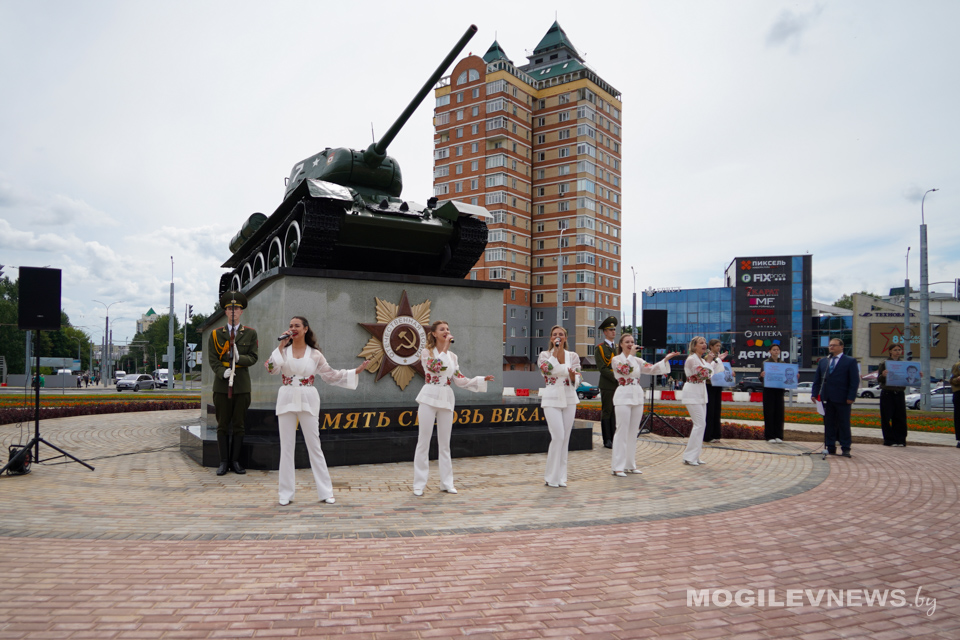 В Могилеве открыли обновленный монумент воинам-освободителям. Фото