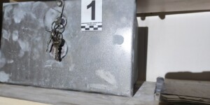 Житель Осиповичей распивал спиртное в малознакомой компании и лишился ценностей из сейфа