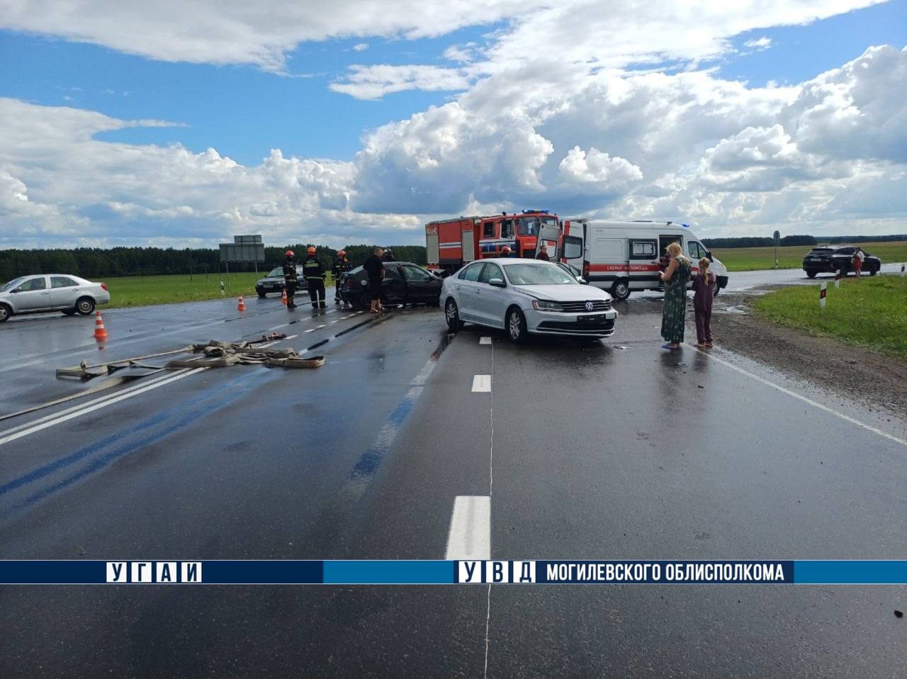 Два человека пострадали в ДТП на трассе Р-43: столкнулись Volkswagen и Renault
