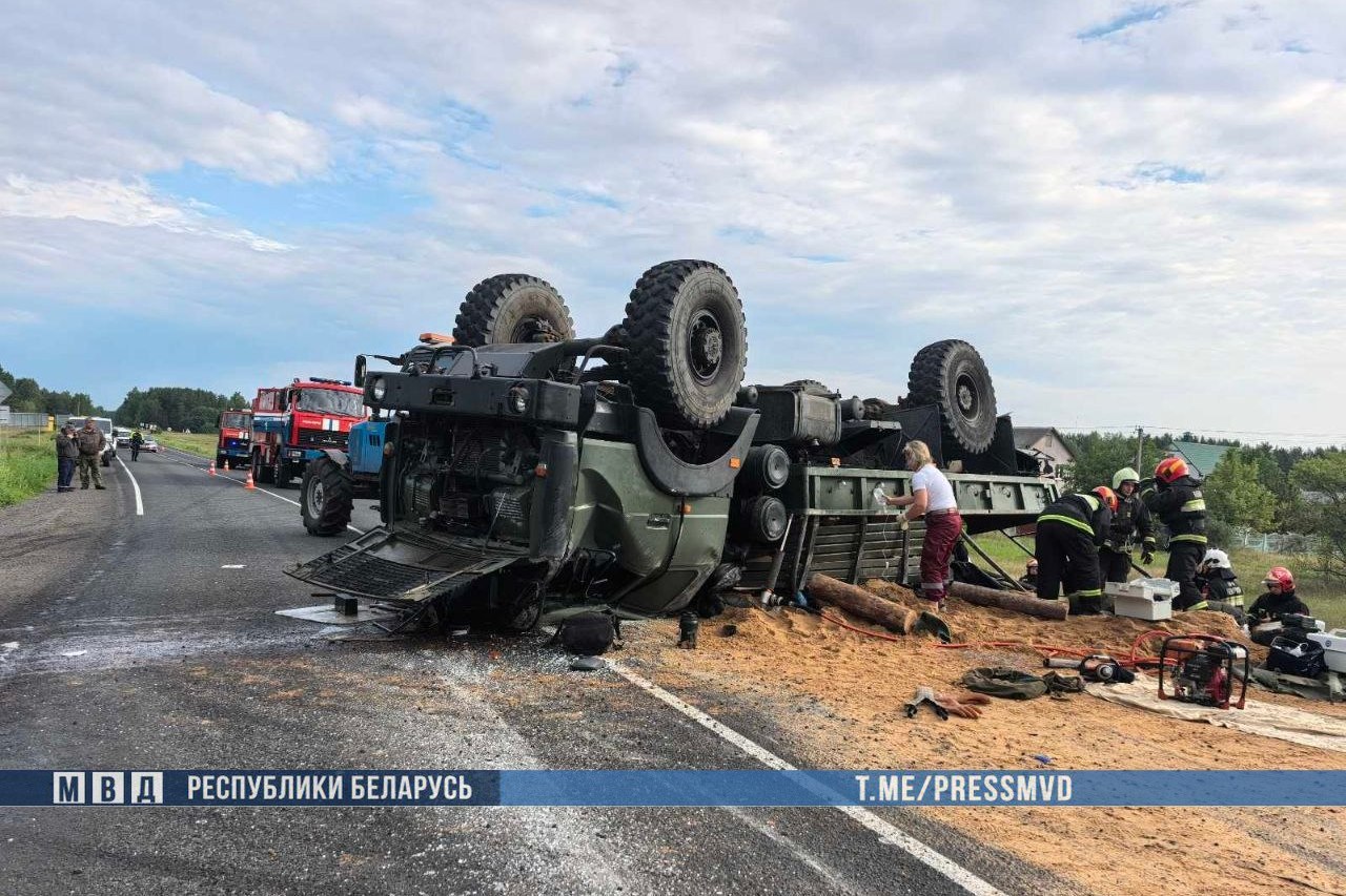 Под Осиповичами перевернулся грузовик: два человека погибли на месте