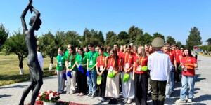 Участники «Поезда Памяти» посетили мемориальный комплекс «Детям — жертвам войны»