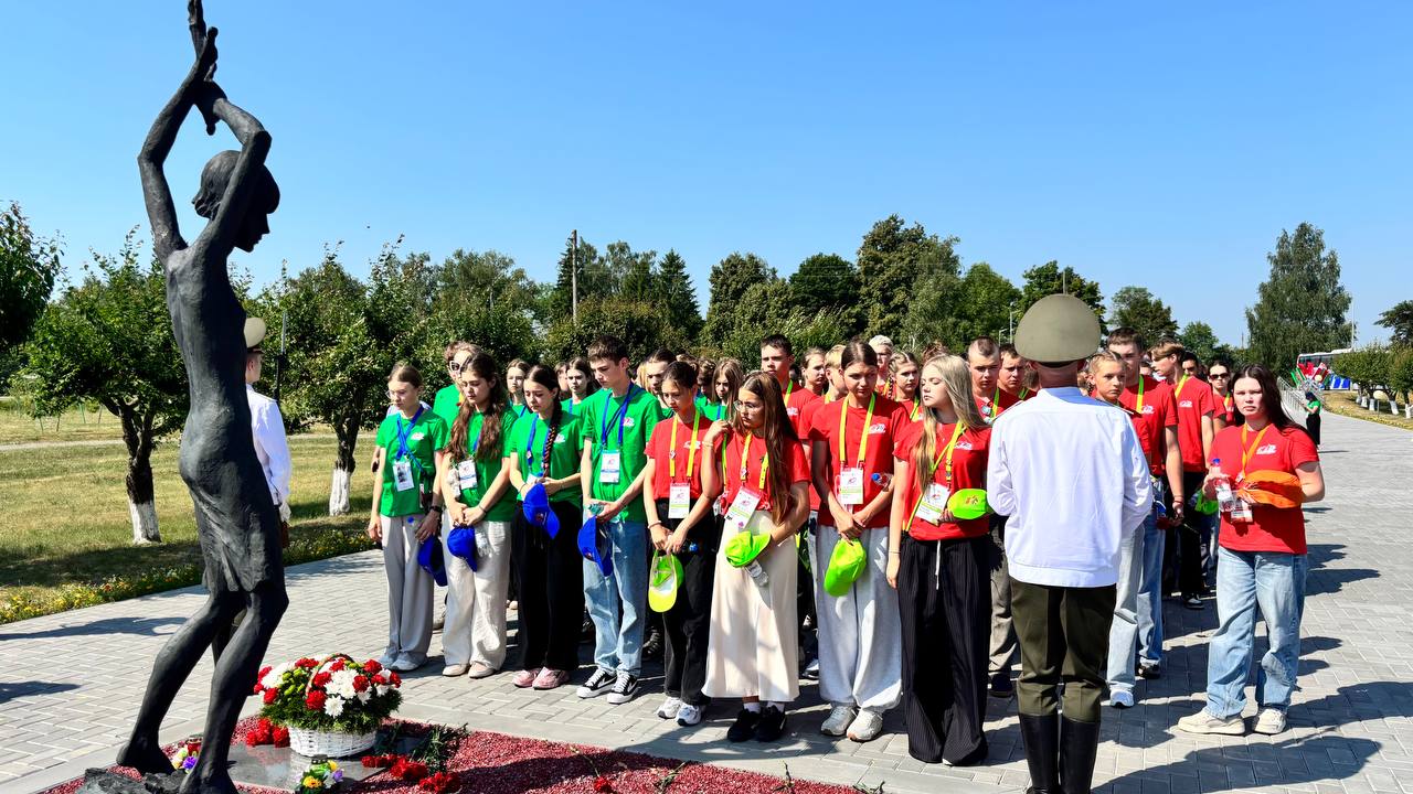 Участники «Поезда Памяти» посетили мемориальный комплекс «Детям — жертвам войны»