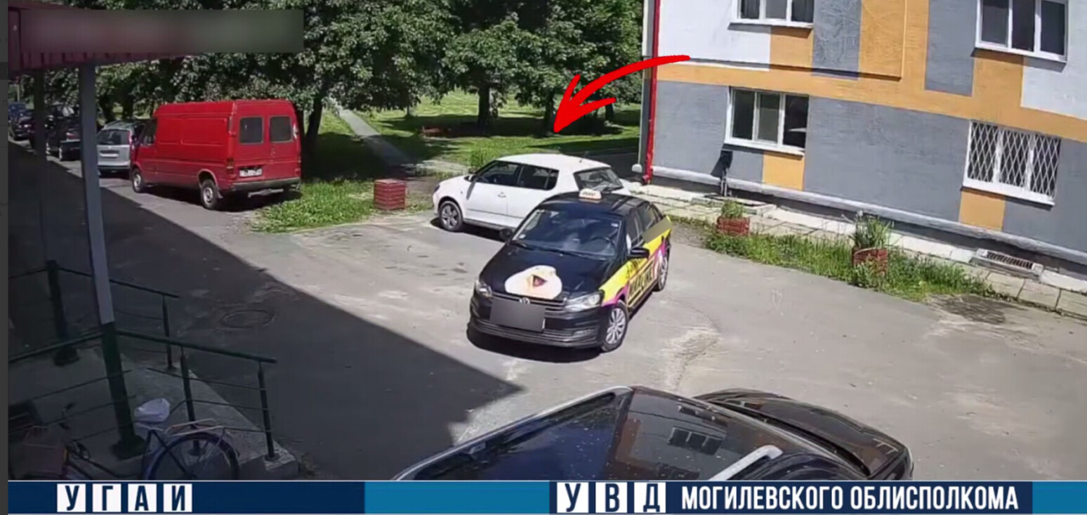 В Могилеве таксист скрылся после ДТП во дворе: чем все закончилось