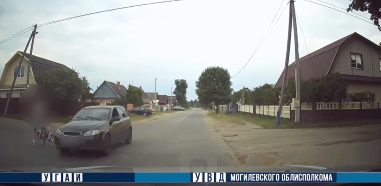 В Бобруйске подросток на велосипеде попал под колеса автомобиля
