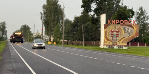 Свое убрали — поможем соседям: кировские и бобруйские механизаторы выдвинулись на помощь Могилевскому району. Фото