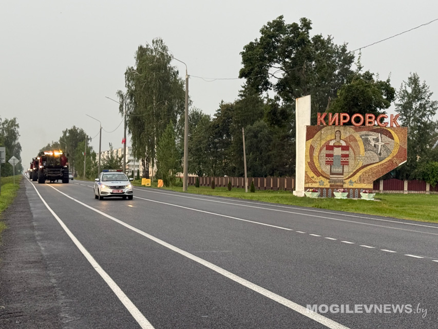 Свое убрали — поможем соседям: кировские и бобруйские механизаторы выдвинулись на помощь Могилевскому району. Фото