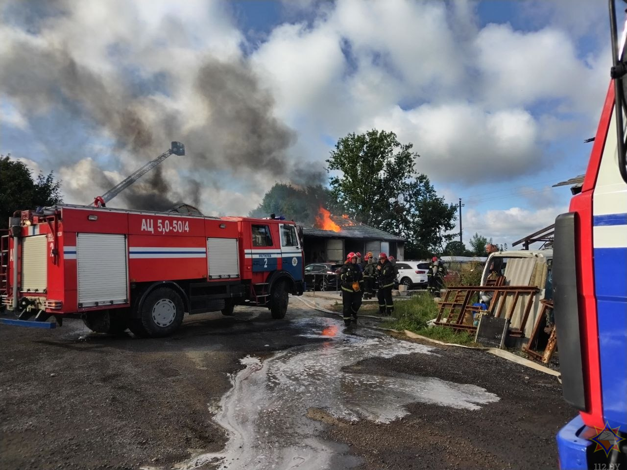 В Могилеве сгорели гараж и два автомобиля
