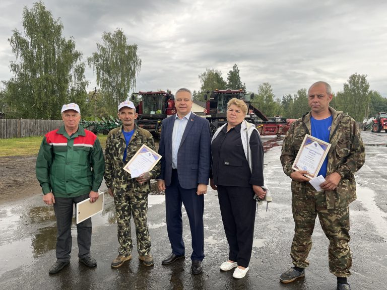 В Чериковском районе наградили тружеников хозяйства «Агрокомплекс «Светлый»
