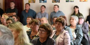 Школа, медицина, автобусы и дороги: о чем говорили на встрече с жителями Сластен