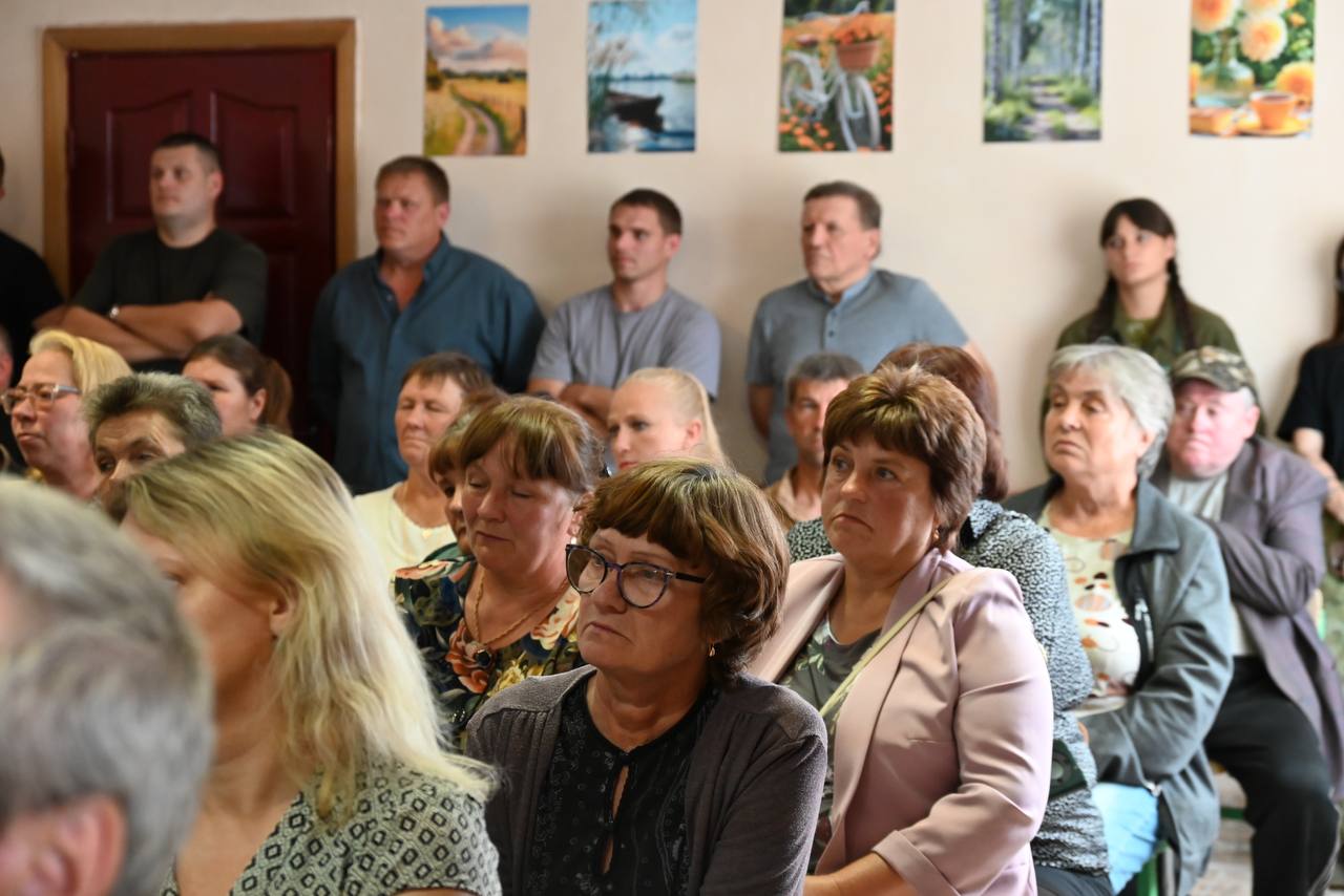 Школа, медицина, автобусы и дороги: о чем говорили на встрече с жителями Сластен