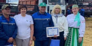В Славгородском районе педагоги помогают на уборочной