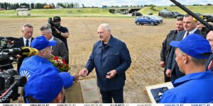 Лукашенко приехал на поле в Минском районе — поблагодарить передовиков жатвы за высокие показатели