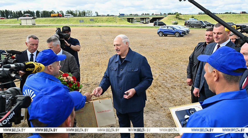 Лукашенко приехал на поле в Минском районе — поблагодарить передовиков жатвы за высокие показатели