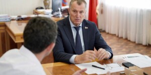 Анатолий Исаченко провел личный прием граждан в Костюковичах: на контроле — тепло в домах и жилищные вопросы