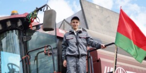 Гордость Круглянщины: 18-летний Никита Клещиков взял тысячный рубеж на новейшем комбайне