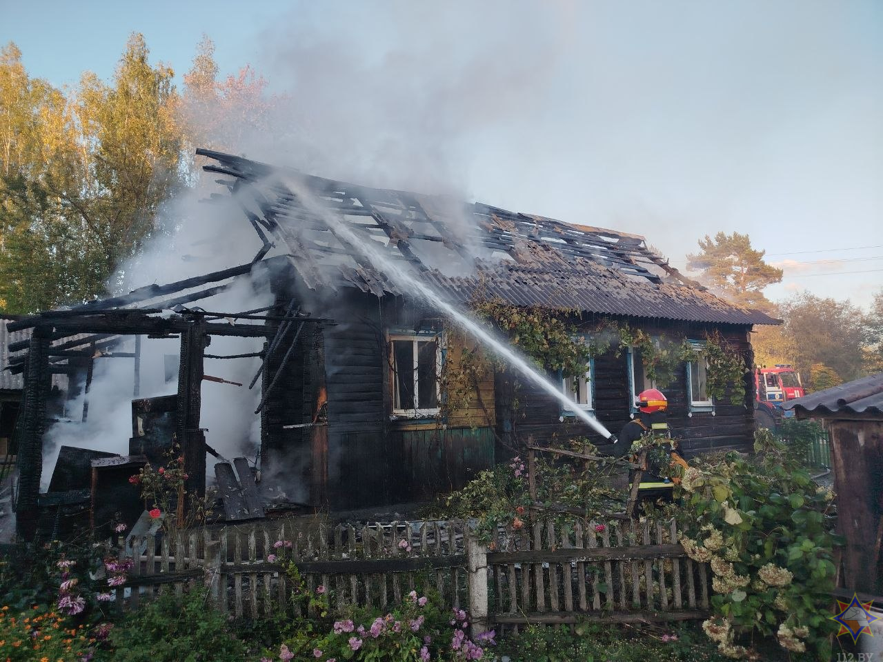 В Костюковичском районе из горящего дома спасли мужчину