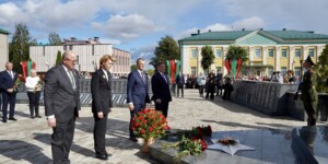 У Касцюковічах удзельнікі Дня беларускага пісьменства ўсклалі кветкі да Вечнага агню