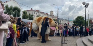 В Могилеве открыли 50-й сезон Театра кукол благотворительным спектаклем для детей