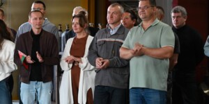 «Культурная зарядка» на производстве: в Могилеве концерт прошел прямо в цеху завода «Белмаш»