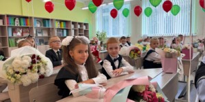 Торжественная линейка в СШ № 24 имени К.М. Симонова: старт новому учебному году