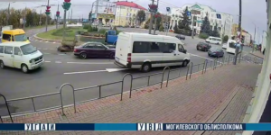 В Могилеве из грузовика выпало крупное бревно во время поворота