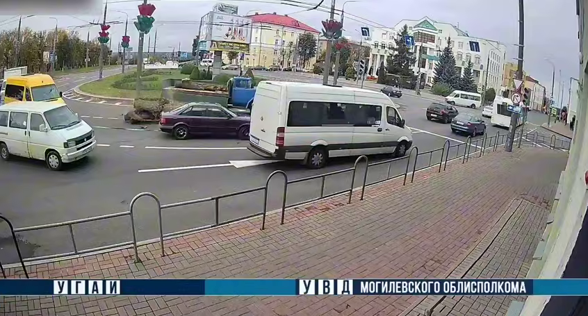 В Могилеве из грузовика выпало крупное бревно во время поворота