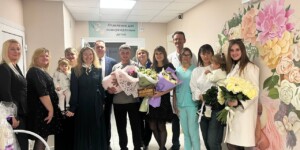 «Бацькава кашуля»: в Могилевской областной детской больнице поздравили маму, родившую третьего ребенка