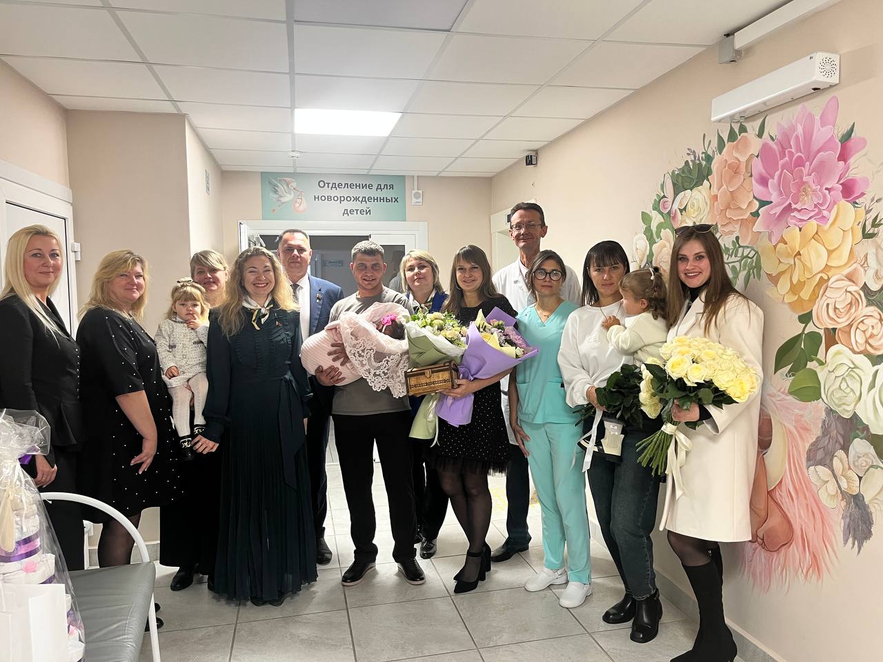 «Бацькава кашуля»: в Могилевской областной детской больнице поздравили маму, родившую третьего ребенка