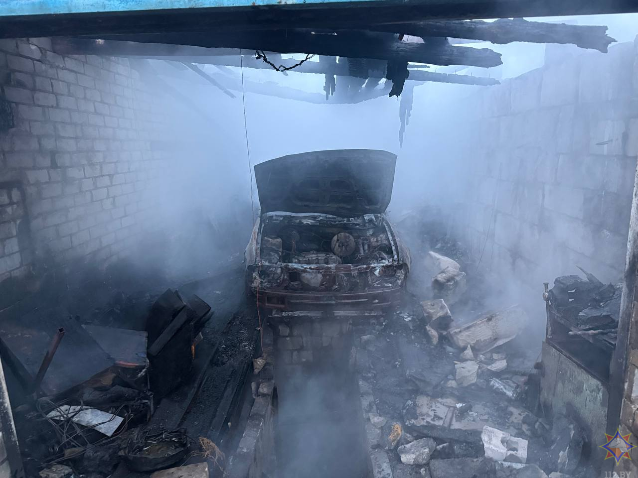 Три гаража горели в Могилевском районе: автомобиль уничтожен огнем