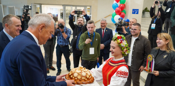 Игорь Сергеенко и Анатолий Исаченко пообщались с участниками фестиваля «Молодежь — за Союзное государство». Фото