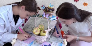 В Могилевском медколледже подписали сто открыток для бабушек и дедушек