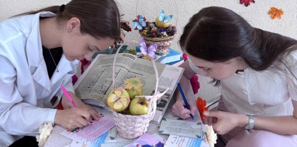 В Могилевском медколледже подписали сто открыток для бабушек и дедушек
