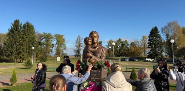 В агрогородке Городец открыли памятник-бюст Нине Митрофановне Барановой