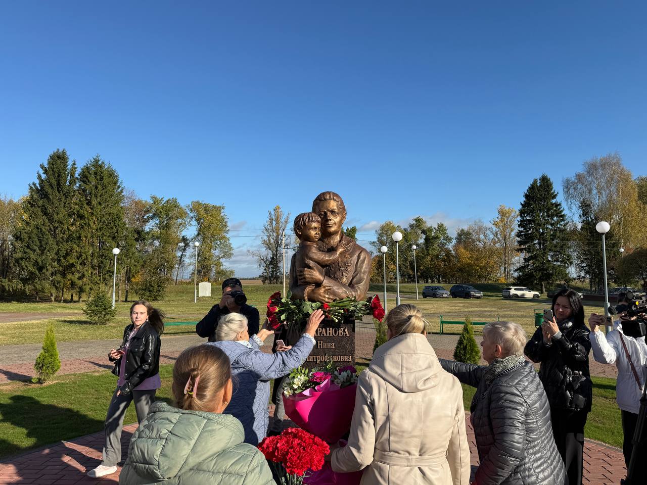 В агрогородке Городец открыли памятник-бюст Нине Митрофановне Барановой
