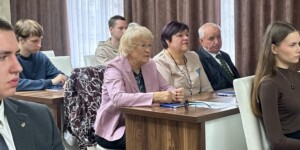 Диалог поколений собрал за одним столом ветеранов труда и молодых специалистов